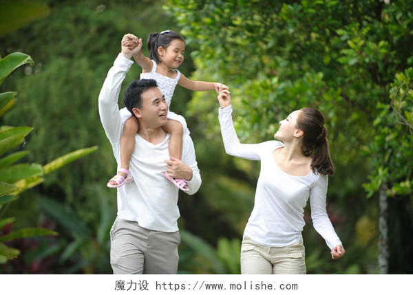 幸福的亚洲家庭享受家庭时间一起在公园里幸福一家三口